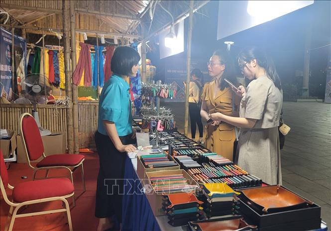 Các sản phẩm thủ công mỹ nghệ được trưng bày tại hội chợ. Phương Anh-TTXVN