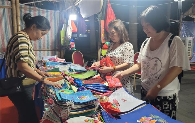 Các sản phẩm thủ công mỹ nghệ được trưng bày tại hội chợ. Ảnh: Phương Anh-TTXVN