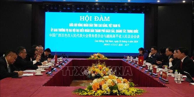 Đoàn đại biểu Hội đồng nhân dân tỉnh Quảng Tây (Trung Quốc) hội đàm với đại biểu Hội đồng nhân dân tỉnh Cao Bằng. Ảnh: Quốc Đạt - TTXVN