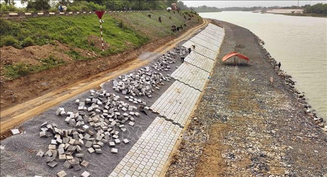 Dự án “kè chống sạt lở bờ tả, bờ hữu sông Chu, huyện Thiệu Hoá” có tổng mức đầu tư hơn 249 tỷ đồng, phấn đấu đưa vào sử dụng cuối tháng 5/2024. Ảnh: Vũ Sinh - TTXVN