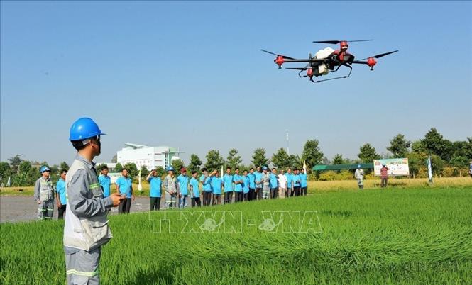Giai cấp công nhân Việt Nam nỗ lực vượt khó, đổi mới, sáng tạo trên tất cả các lĩnh vực. Trong ảnh: Kỹ sư của Công ty Cổ phần Tập đoàn Lộc Trời trình diễn phun thuốc bảo vệ thực vật trên ruộng lúa bằng thiết bị bay không người lái (drone) cho bà con nông dân tham quan thực tế. Ảnh: Công Mạo-TTXVN