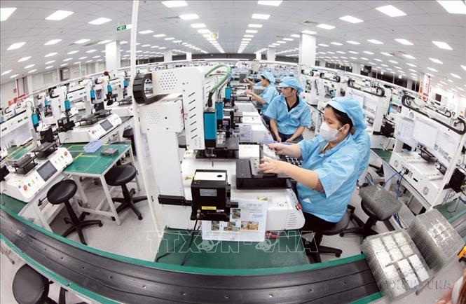 Hoạt động sản xuất tại Công ty TNHH Khvatec Thái Nguyên (vốn Hàn Quốc) về dập, đúc, mạ, lắp ráp các linh kiện điện tử phục vụ cho ngành công nghiệp điện tử. Ảnh: Trần Việt - TTXVN