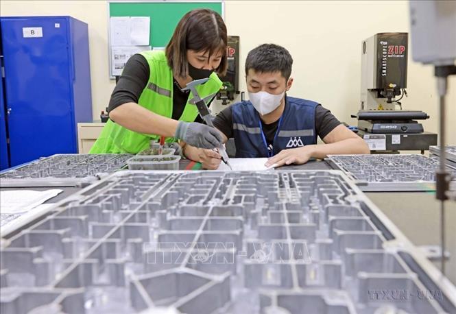 Công nhân công ty TNHH BIGL Việt Nam (vốn Singapore) sản xuất, gia công các sản phẩm linh kiện điện tử. Ảnh: Trần Việt - TTXVN
