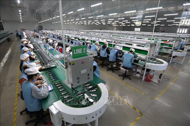 Dây chuyền sản xuất linh kiện điện tử của Công ty Cổ phần Sun Tech, tại cụm công nghiệp Thanh Vân (Hiệp Hoà, Bắc Giang). Ảnh: Danh Lam - TTXVN