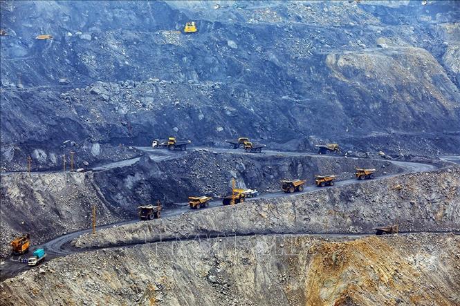 Hoạt động tại mỏ khai thác than lộ thiên của Công ty CP than Hà Tu – Vinacomin. Ảnh: Tuấn Anh - TTXVN