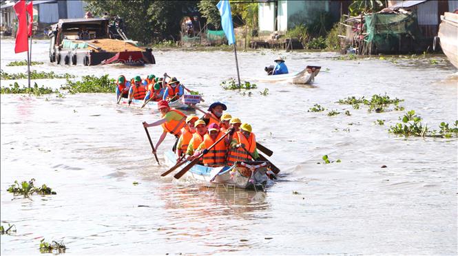 Đội đua vỏ lãi nữ bứt phá về đích. Ảnh: Tuấn Phi - TTXVN