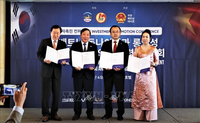 Ký kết và trao thỏa thuận hợp tác đầu tư giữa doanh nghiệp Hàn - Việt. Ảnh: Khánh Vân Pv TTXVN tại Hàn Quốc