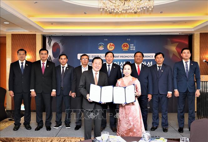 Ký kết và trao thỏa thuận hợp tác đầu tư giữa doanh nghiệp Hàn - Việt. Ảnh: Khánh Vân Pv TTXVN tại Hàn Quốc