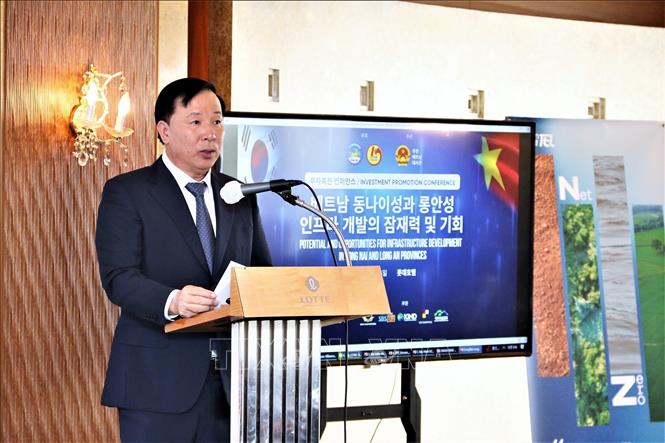 Chủ tịch UBND Tỉnh Long An Nguyễn Văn Út phát biểu tại hội nghị. Ảnh: Khánh Vân Pv TTXVN tại Hàn Quốc