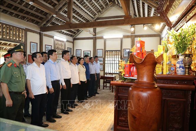Lãnh đạo tỉnh Hưng Yên dâng hương tại Nhà lưu niệm Bác Hồ ở thành phố Hưng Yên. Ảnh: Mai Ngoan-TTXVN