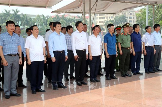 Lãnh đạo tỉnh Hưng Yên dâng hoa tưởng niệm tại Tưởng đài Tổng Bí thư Nguyễn Văn Linh. Ảnh: Mai Ngoan-TTXVN