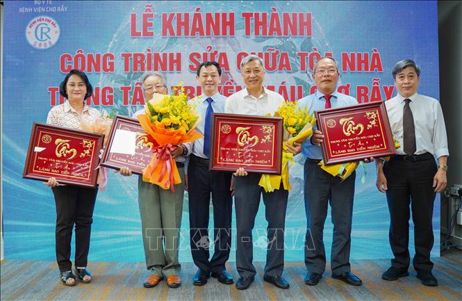 Lãnh đạo Bệnh viện Chợ Rẫy tri ân các lãnh đạo của Trung tâm Truyền máu qua các thời kỳ. Ảnh: Đinh Hằng - TTXVN
