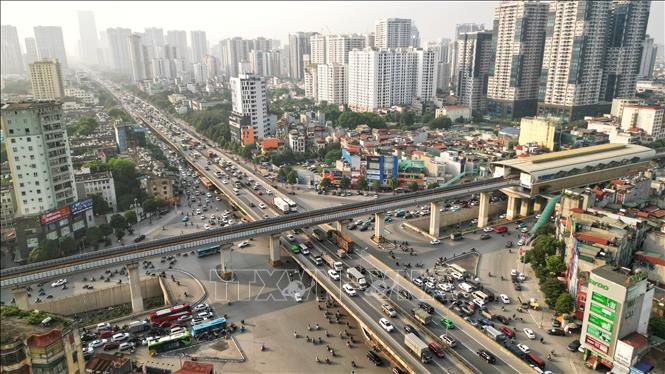 Nút giao Khuất Duy Tiến - Nguyễn Xiển có mật độ giao thông cao (ảnh chụp lúc 16g39 phút). Ảnh: Tuấn Anh - TTXVN