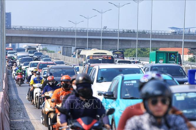 Lối xuống cầu vượt Mai Dịch phương tiện đông khiến giao thông gặp khó (ảnh chụp lúc 14g57 phút). Ảnh: Tuấn Anh - TTXVN