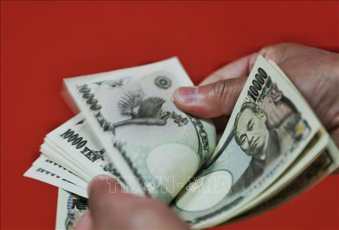 (Tư liệu) Đồng tiền mệnh giá 10.000 yen của Nhật Bản. Ảnh: AFP/TTXVN
