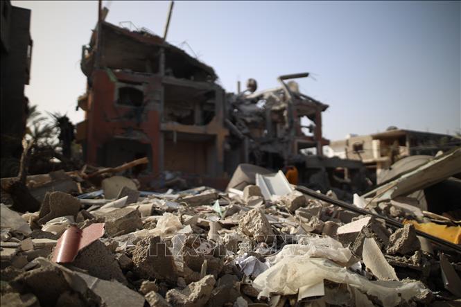 Những tòa nhà bị phá hủy sau cuộc không kích của Israel xuống thành phố Deir el-Balah, Dải Gaza, ngày 24/4/2024. Ảnh: THX/TTXVN