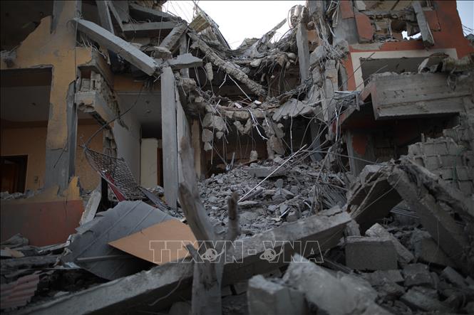 Những ngôi nhà bị phá hủy sau cuộc không kích của Israel xuống thành phố Deir el-Balah, Dải Gaza, ngày 24/4/2024. Ảnh: THX/TTXVN