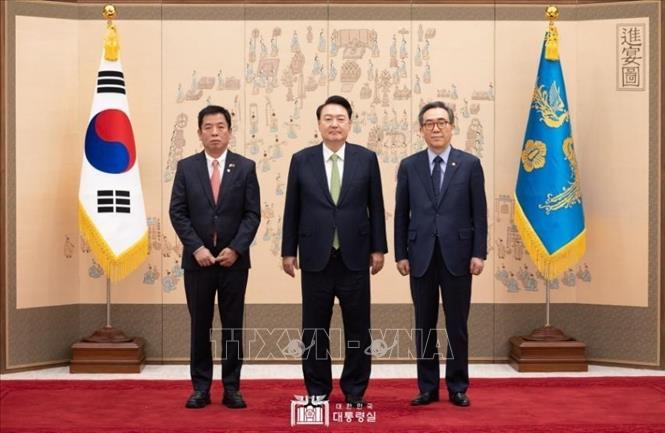 Tổng thống Hàn Quốc Yoon Seok Yeol và Bộ trưởng Ngoại giao Cho Tae Yul tiếp Đại sứ Vũ Hồ. Ảnh: Văn phòng Tổng thống Hàn Quốc/TTXVN phát