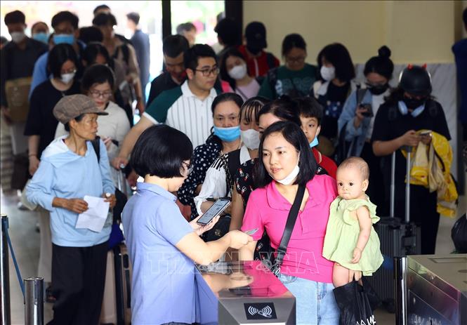 Kiểm tra vé hành khách lên chuyến tàu SE5 Hà Nội-Tp Hồ Chí Minh. Ảnh: Huy Hùng - TTXVN