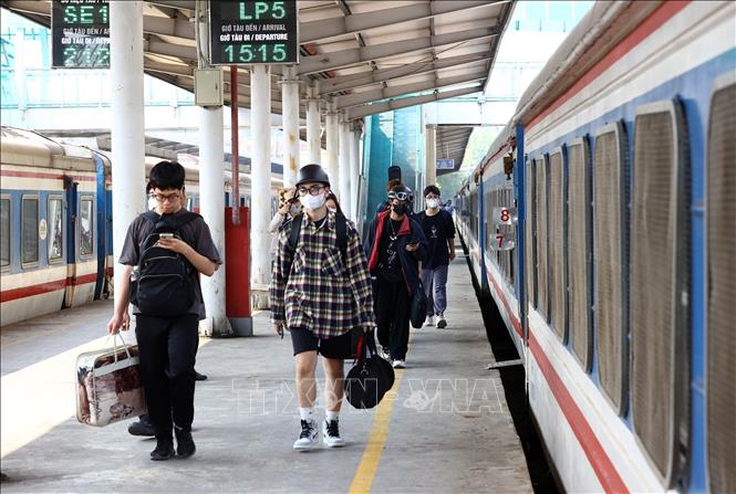 Hành khách tại Ga Hà Nội chiều 26/4. Ảnh: Huy Hùng - TTXVN