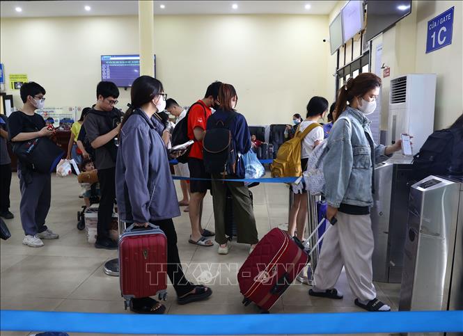 Ngành đường sắt tăng hàng chục chuyến tàu dịp nghỉ lễ 30/4, 1/5. Các ngày cao điểm hiện đã cơ bản hết vé. Ảnh: Huy Hùng - TTXVN