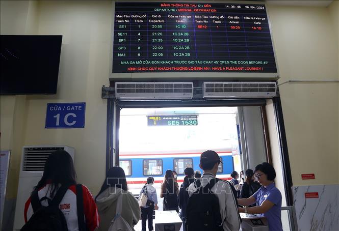 Chuyến tàu SE5 Hà Nội - Tp Hồ Chí Minh chiều 26/4 đón hơn 400 hành khách. Ảnh: Huy Hùng - TTXVN