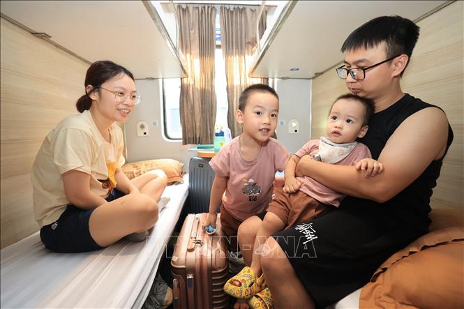 Gia đình anh chị Thanh tại Thanh Xuân, Hà Nội chọn tàu làm phương tiện di chuyển đi du lịch Đà Nẵng. Ảnh: Huy Hùng - TTXVN
