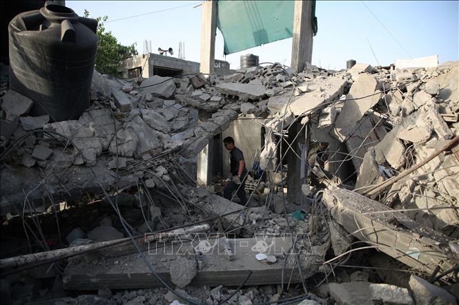 Những ngôi nhà bị phá hủy sau cuộc không kích của Israel tại Rafah, Dải Gaza, ngày 24/4/2024. Ảnh: THX/TTXVN
