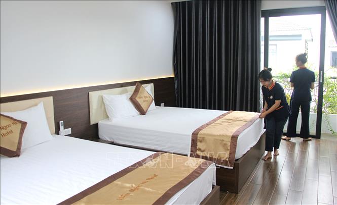 Không chỉ nâng cao nghiệp vụ cho nhân viên, nhiều khách sạn ở thị xã Cửa Lò (Nghệ An) đã làm mới cơ sở lưu trú, sẵn sàng phục vụ khách. Ảnh: Văn Tý-TTXVN