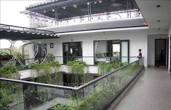 Nhiều chủ doanh nghiệp ở thị xã Cửa Lò đã đầu tư hệ thống khách sạn, villa không gian xanh nhằm tạo nên không gian thoải mái, thu hút khách lưu trú. Ảnh: Văn Tý-TTXVN