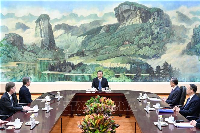 Chủ tịch Trung Quốc Tập Cận Bình (giữa) và Ngoại trưởng Mỹ Antony Blinken (thứ 2, trái) tại cuộc gặp ở Bắc Kinh, Trung Quốc, ngày 26/4/2024. Ảnh: THX/TTXVN