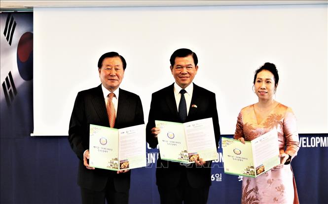 Vietnam and RoK businesses sign investment agreements at the event. VNA Photo: Khánh Vân