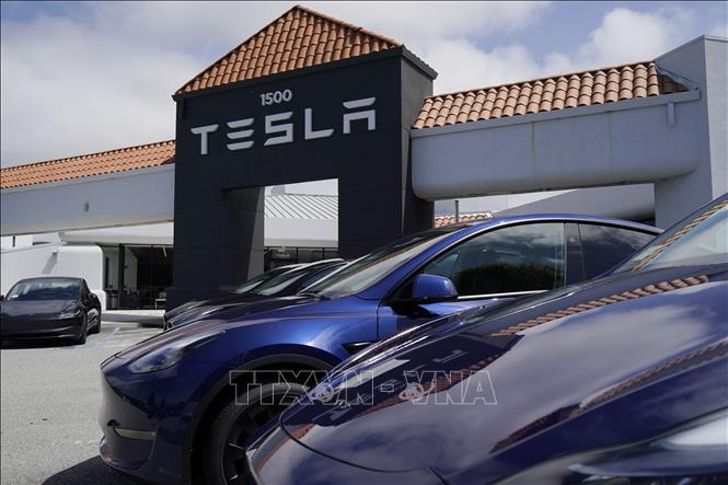 (Tư liệu) Một cửa hàng của Tesla tại San Mateo, California, Mỹ, ngày 15/4/2024. Ảnh: THX/TTXVN
