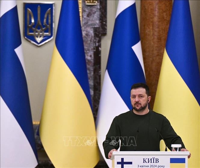(Tư liệu) Tổng thống Ukraine Volodymyr Zelensky phát biểu tại cuộc họp báo ở Kiev ngày 3/4/2024. Ảnh: AFP/TTXVN