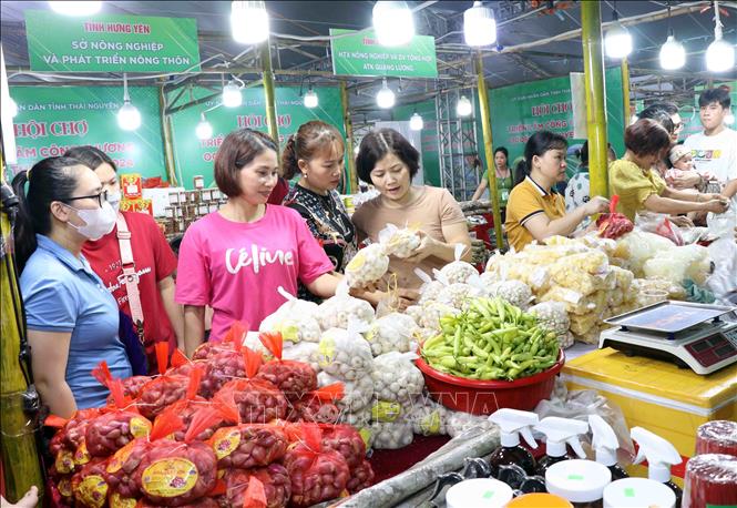 Đông đảo người dân Thái Nguyên mua sắm tại hội chợ. Ảnh: Quân Trang-TTXVN 