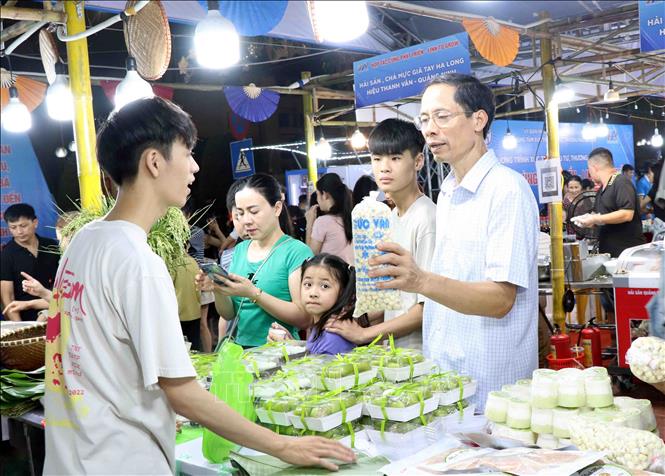 Người dân tham gia mua sắm các sản phẩm đặc sản mọi miền tại hội chợ. Ảnh: Quân Trang-TTXVN 
