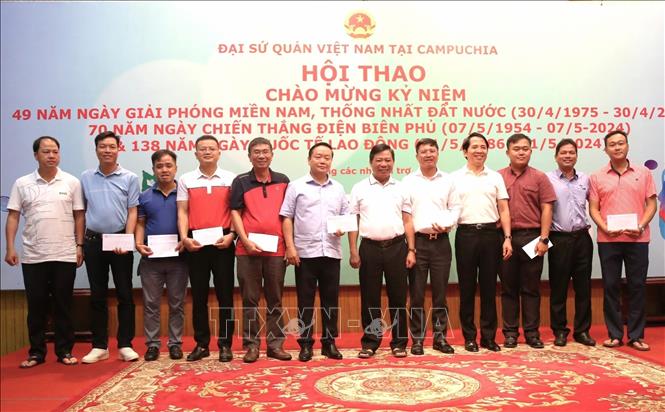 Đại sứ Việt Nam tại Campuchia Nguyễn Huy Tăng (thứ sáu, từ phải sang) trao các giải thưởng bộ môn Golf cho các vận động viên. Ảnh: Hoàng Minh - PV TTXVN tại Campuchia