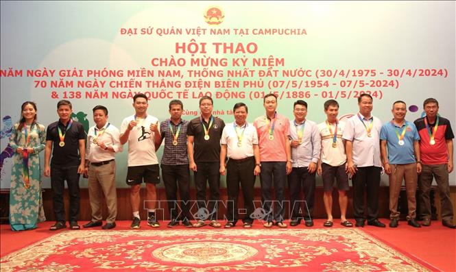 Ban tổ chức trao kỷ niệm chương cho các vận động viên tham gia tranh tài tại hội thao. Ảnh: Hoàng Minh - PV TTXVN tại Campuchia
