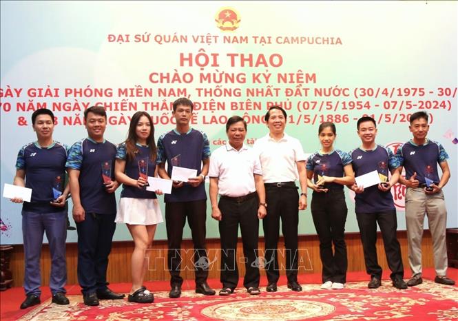 Đại sứ Việt Nam tại Campuchia Nguyễn Huy Tăng (giữa) trao giải Nhất, Nhì, Ba cho các vận động viên thi đấu môn cầu lông. Ảnh: Hoàng Minh - PV TTXVN tại Campuchia 