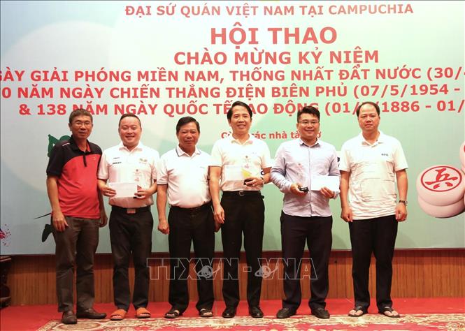 Ban tổ chức trao các giải Nhất, Nhì, Ba môn cờ tướng. Ảnh: Hoàng Minh - PV TTXVN tại Campuchia