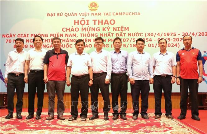 Ban tổ chức vinh danh các đơn vị tài trợ tại lễ bế mạc hội thao. Ảnh: Hoàng Minh - PV TTXVN tại Campuchia