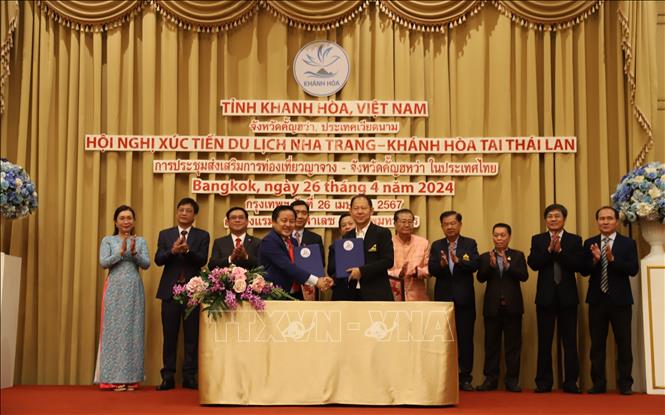 Hiệp hội du lịch Nha Trang – Khánh Hòa và Hiệp hội Du lịch Thái Lan ký kết Biên bản hợp tác phát triển du lịch. Ảnh: Đỗ Sinh – P/v TTXVN tại Thái Lan