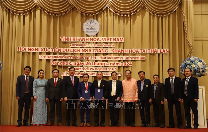Các đại biểu chụp ảnh lưu niệm tại Hội nghị xúc tiến du lịch Nha Trang - Khánh Hòa tại Thái Lan. Ảnh: Đỗ Sinh – P/v TTXVN tại Thái Lan