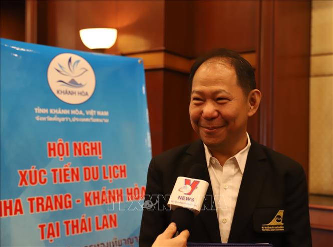 Ông Sitthichai Udomkitthanakul, Phó Chủ tịch Hiệp hội Du lịch Thái Lan trả lời phỏng vấn của phóng viên TTXVN. Ảnh: Đỗ Sinh – P/v TTXVN tại Thái Lan
