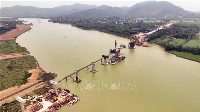 Cầu Xuân Quang kết nối xã Hoằng Xuân, huyện Hoằng Hoá với xã Thiệu Quang, huyện Thiệu Hoá có mức đầu tư 655 tỷ đồng, được triển khai từ tháng 1/2023 - 1/2025. Ảnh: Vũ Sinh - TTXVN