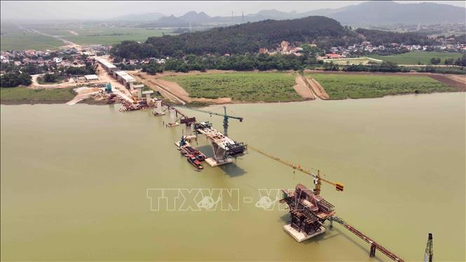 Cầu Xuân Quang kết nối xã Hoằng Xuân, huyện Hoằng Hoá với xã Thiệu Quang, huyện Thiệu Hoá có mức đầu tư 655 tỷ đồng, được triển khai từ tháng 1/2023 - 1/2025. Ảnh: Vũ Sinh - TTXVN