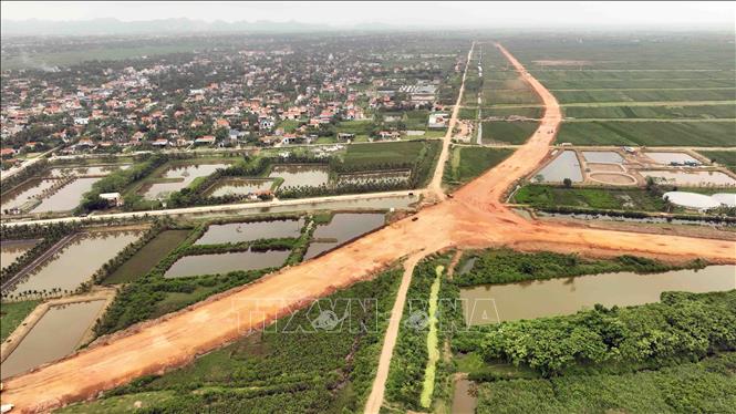 Dự án tuyến đường bộ ven biển đoạn Nga Sơn- Hoằng Hoá đang được triển khai thi công. Ảnh: Vũ Sinh - TTXVN