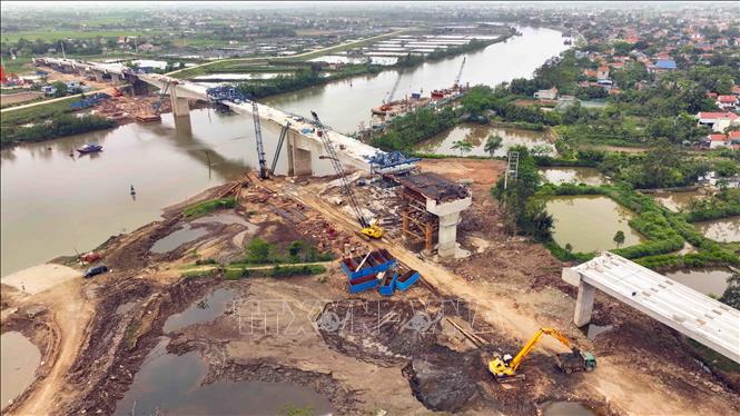 Cầu Lạch Sung thuộc dự án tuyến đường bộ ven biển đoạn Nga Sơn- Hoằng Hoá đang được triển khai thi công. Ảnh: Vũ Sinh - TTXVN