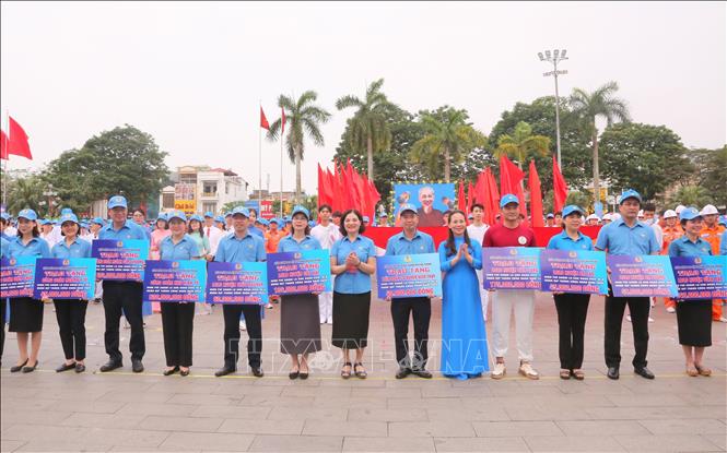 Lãnh đạo Liên đoàn Lao động thành phố Hải Phòng trao tặng kinh phí hỗ trợ người lao động. Ảnh: Minh Thu- TTXVN


