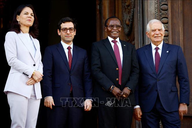 Bộ trưởng Ngoại giao và Hợp tác quốc tế Nam Sudan James Pitia Morgan (thứ 3, trái) tại Hội nghị quốc tế về Sudan tại Paris, Pháp ngày 15/4/2024. Ảnh: AFP/TTXVN